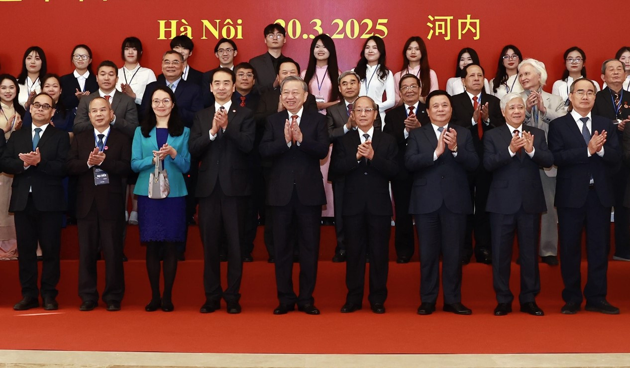 GS Trần Xuân Hoài (hàng hai, thứ hai từ phải sang) chụp ảnh cùng Tổng Bí thư Tô Lâm và các lãnh đạo, nguyên lãnh đạo Đảng, Nhà nước tham dự cuộc gặp gỡ lưu học sinh, sinh viên Việt Nam-Trung Quốc qua các thời kỳ tại Hà Nội ngày 20/3. Ảnh: TTXVN GS Trần Xuân Hoài (hàng hai, thứ hai từ phải sang) chụp ảnh cùng Tổng Bí thư Tô Lâm và các lãnh đạo, nguyên lãnh đạo Đảng, Nhà nước tham dự cuộc gặp gỡ lưu học sinh, sinh viên Việt Nam-Trung Quốc qua các thời kỳ tại Hà Nội ngày 20/3. Ảnh: TTXVN