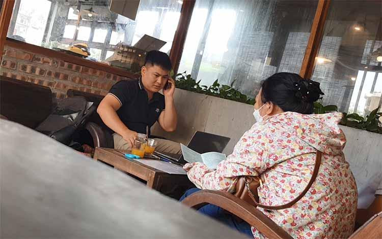 Ngọc Anh đang tư vấn, làm căn cước công dân cho mẹ con người phụ nữ (Ảnh cắt từ clip)