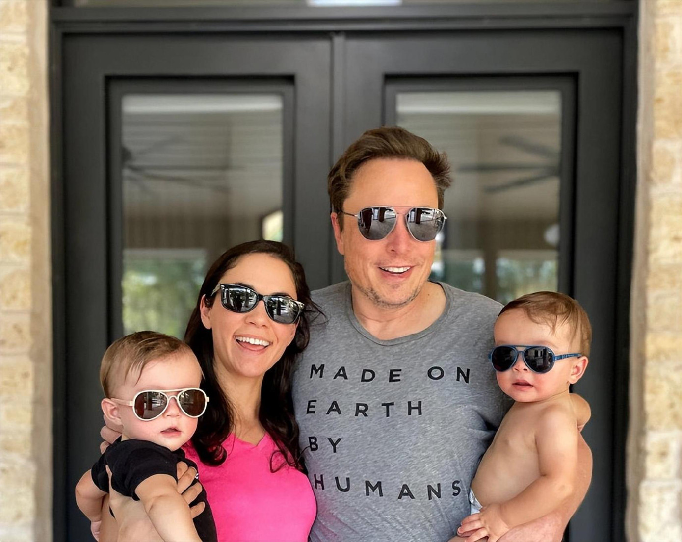 Elon Musk với bạn gái Shivon Zillis và hai con