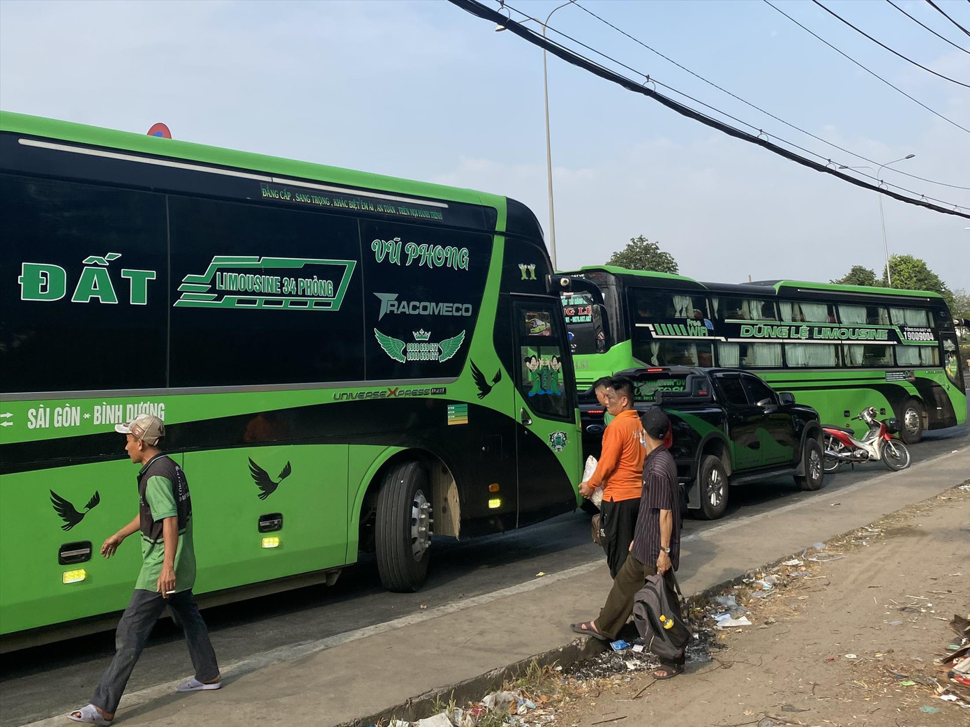 Người dân đón xe trên quốc lộ 1, TP Thủ Đức. Ảnh: H.H Người dân đón xe trên quốc lộ 1, TP Thủ Đức. Ảnh: H.H