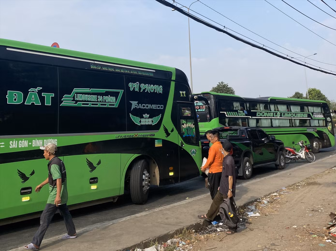 Người dân đón xe trên quốc lộ 1, TP Thủ Đức. Ảnh: H.H