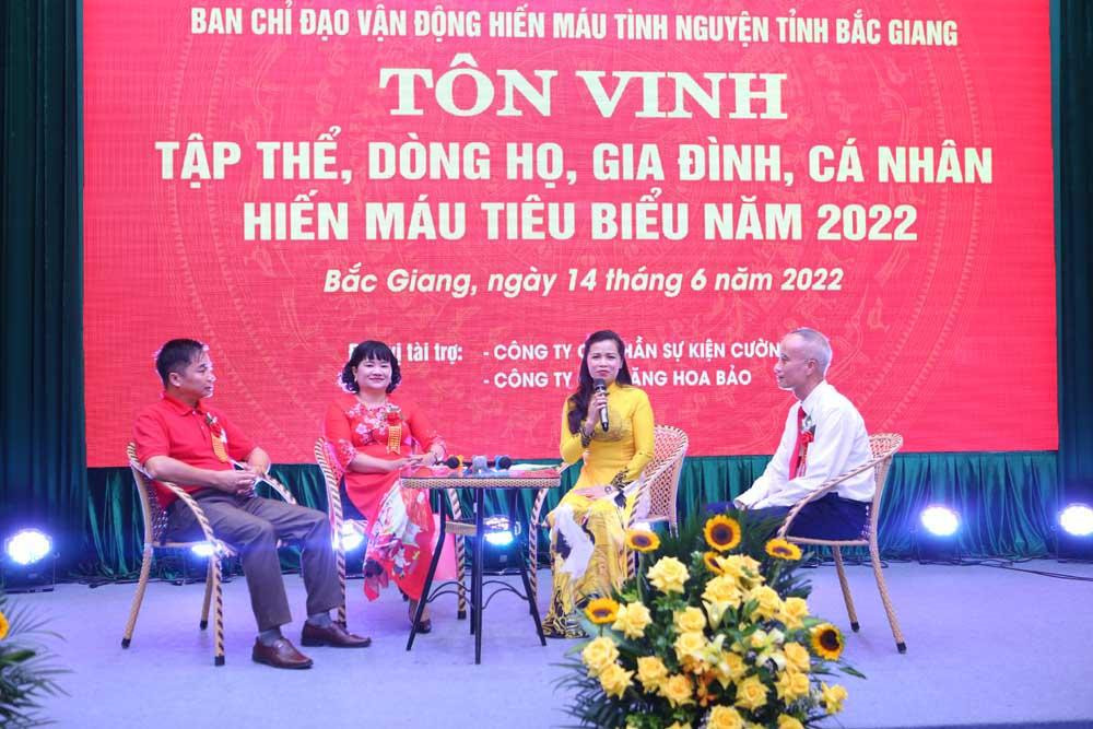 Ông Dương Ngô Thi (bên phải) đại diện dòng họ Dương xã Ngọc Vân tham gia giao lưu tại hội nghị tôn vinh tập thể, dòng họ, gia đình, cá nhân hiến máu tiêu biểu tỉnh Bắc Giang năm 2022