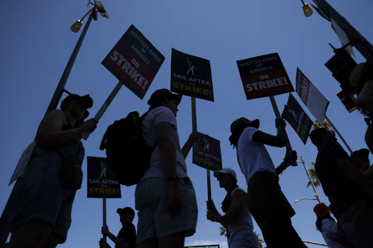 Ngay khi một số doanh nghiệp vừa phục hồi sau đại dịch Covid, cuộc đình công của biên kịch và diễn viên lại ảnh hưởng đến hoạt động kinh doanh của họ