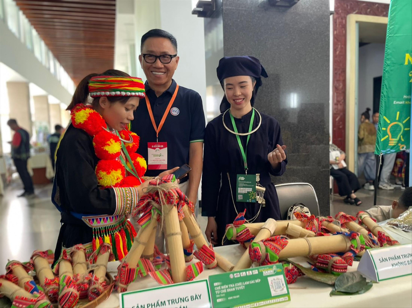 Cô gái Dao Đặng Thị Dất nuôi ước mơ khởi nghiệp từ những ống trà lam gác bếp. Ảnh: U.P Cô gái Dao Đặng Thị Dất nuôi ước mơ khởi nghiệp từ những ống trà lam gác bếp. Ảnh: U.P