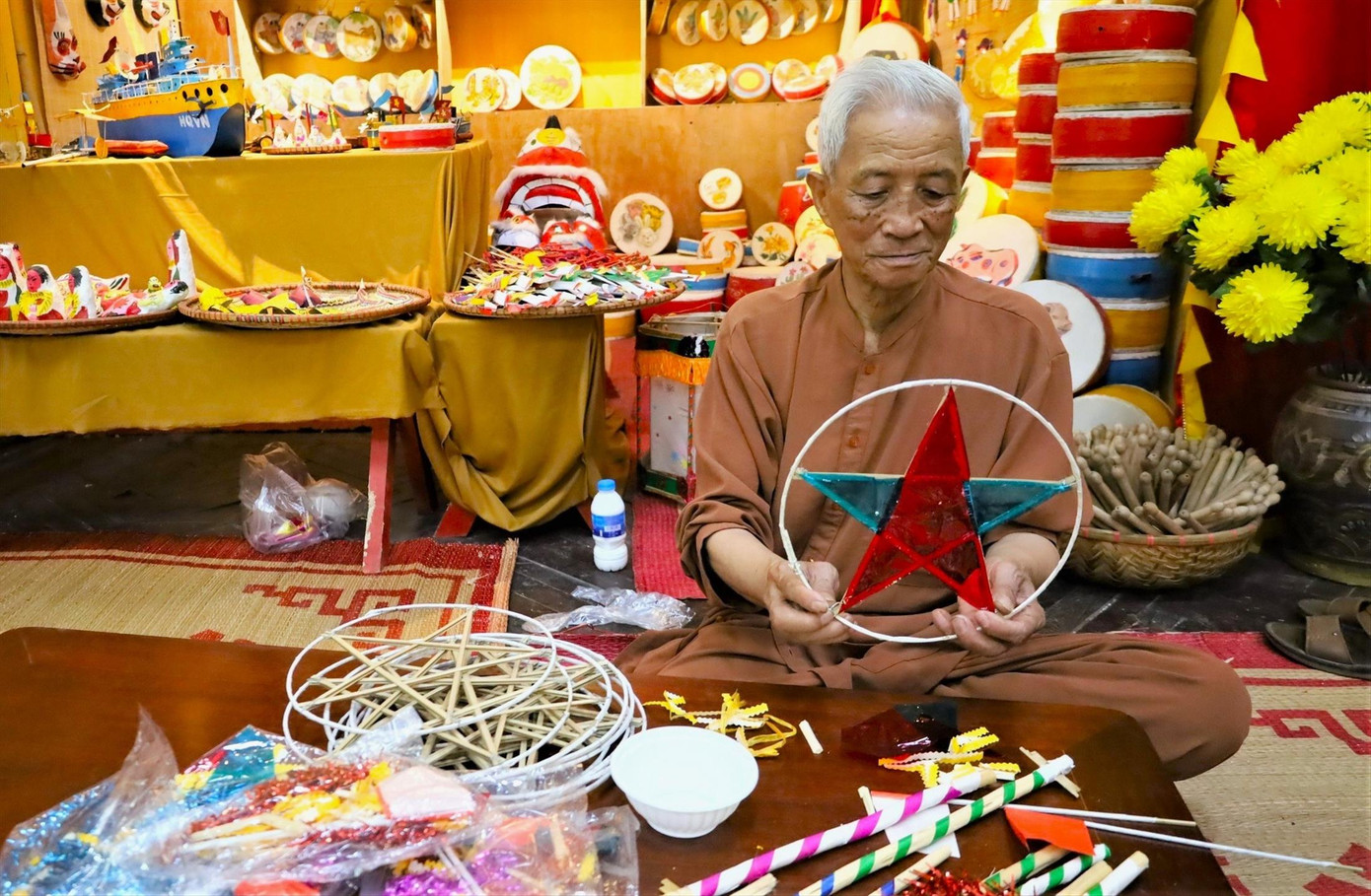 Nghệ nhân ưu tú Nguyễn Văn Quyền hướng dẫn làm đồ chơi dân gian truyền thống tại Hoàng thành Thăng Long