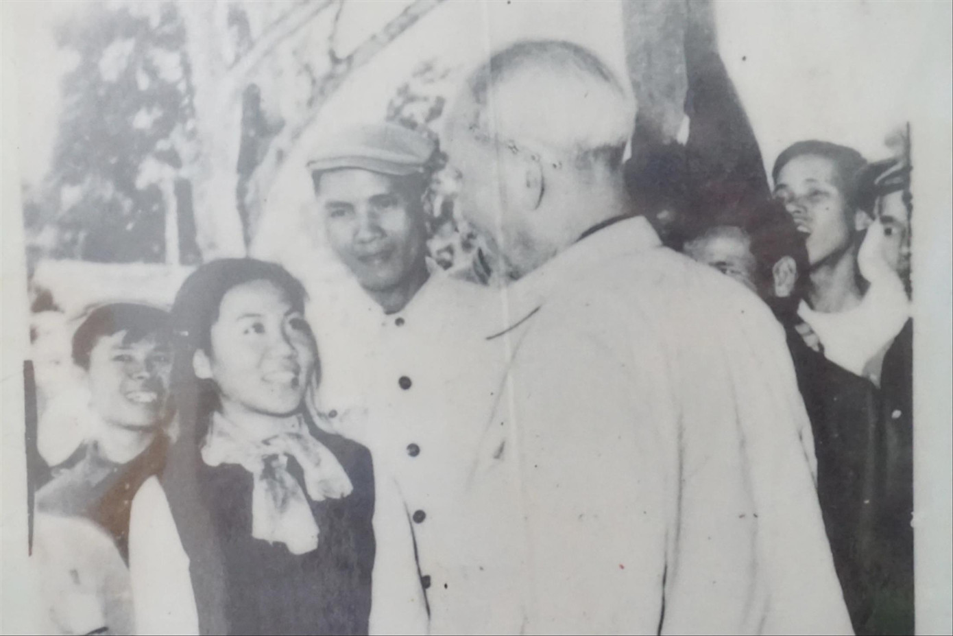 Bức ảnh ông Hương (ngoài cùng bìa trái) được chụp chung với Bác Hồ nhưng gần 30 năm sau ông mới được biết đến sự tồn tại của nó