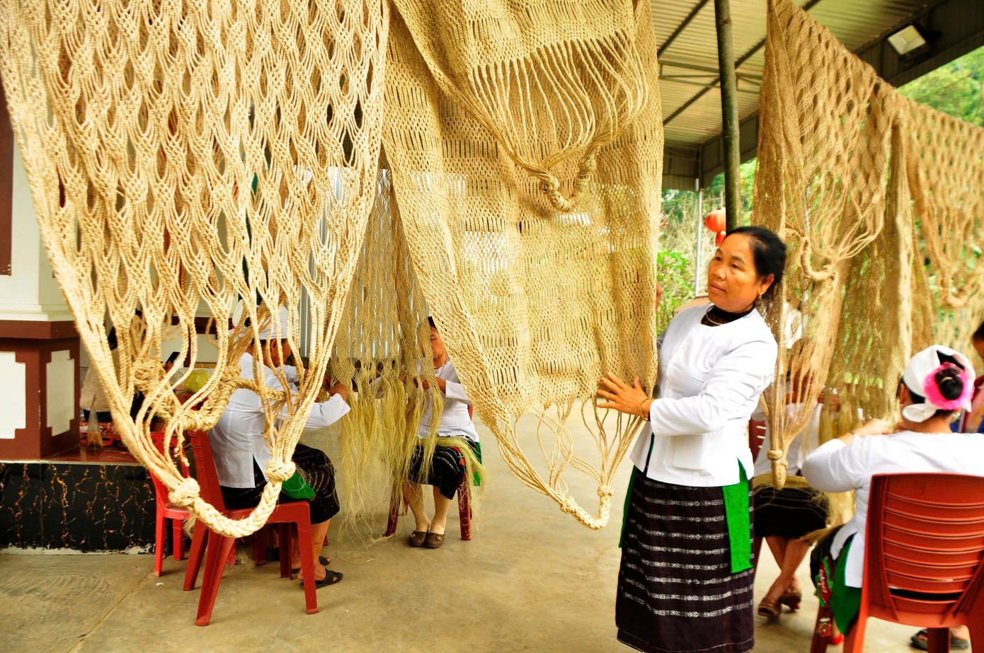 Bà Trương Thị Thống, Tổ trưởng Tổ hợp tác sản xuất võng gai ở xóm Long Thọ, xã Giai Xuân chia sẻ về cách làm võng gai Bà Trương Thị Thống, Tổ trưởng Tổ hợp tác sản xuất võng gai ở xóm Long Thọ, xã Giai Xuân chia sẻ về cách làm võng gai