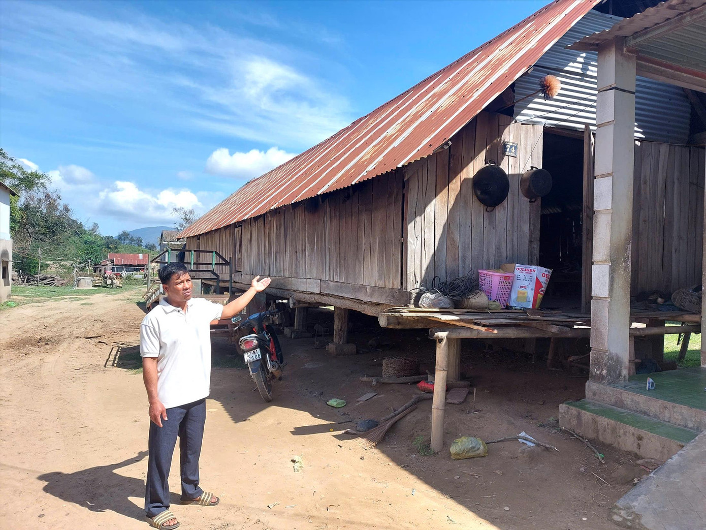 Anh Y Poan, Bí thư Chi bộ buôn M’Liêng, giới thiệu về kiến trúc nhà truyền thống của người M’nông
