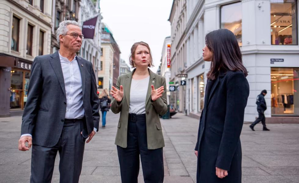 Lãnh đạo Đảng Xanh Une Bastholm (giữa) cùng các nghị sĩ đảng Xanh trong quốc hội Rasmus Hansson (trái) và Lan Marie Nguyen Berg (phải) - cho rằng Na Uy có thể bị coi là những kẻ trục lợi chiến tranh. Ảnh: Javad Parsa / VG