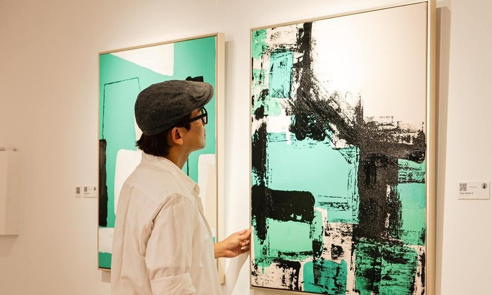 Hứa Vĩ Văn bên các tác phẩm của mình Hứa Vĩ Văn bên các tác phẩm của mình