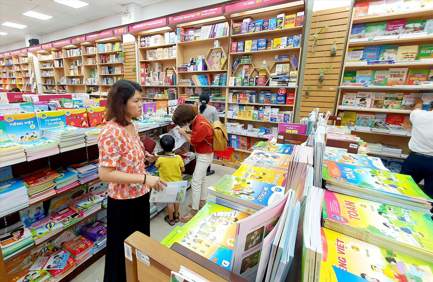 Dù năm học mới đã bắt đầu nhưng nhiều phụ huynh vẫn chưa mua được một số sách chuyên đề, tự chọn cho con. Ảnh: Nguyễn Dũng Dù năm học mới đã bắt đầu nhưng nhiều phụ huynh vẫn chưa mua được một số sách chuyên đề, tự chọn cho con. Ảnh: Nguyễn Dũng