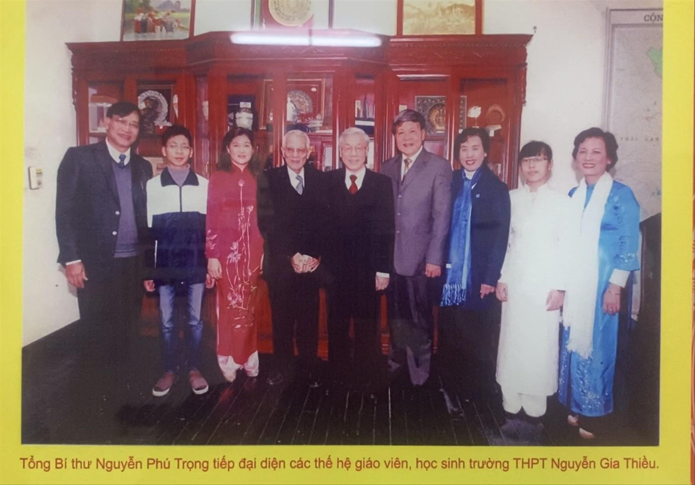 Cố Tổng Bí thư Nguyễn Phú Trọng tiếp đại diện các thế hệ giáo viên, học sinh trường THPT Nguyễn Gia Thiều