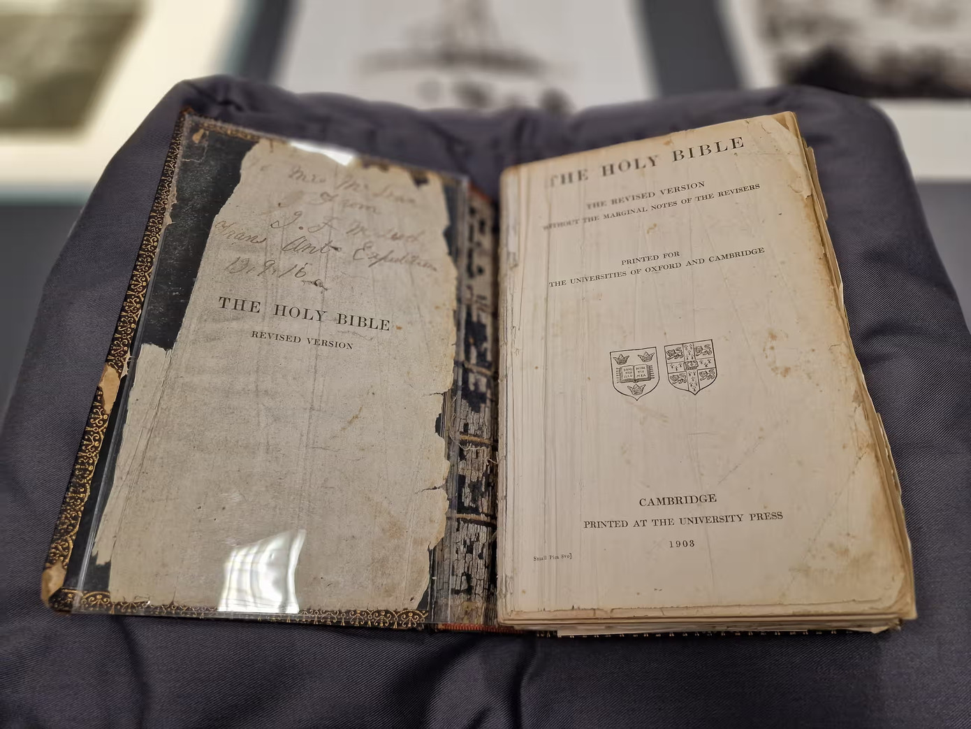 Quyển Kinh thánh của nhà thám hiểm Ernest Shackleton Quyển Kinh thánh của nhà thám hiểm Ernest Shackleton