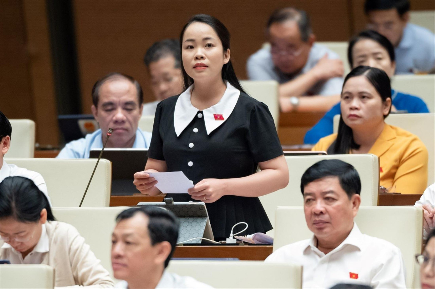 ĐBQH Triệu Thị Huyền (Yên Bái) bày tỏ lo ngại về tình trạng tăng lương, tăng giá. ĐBQH Triệu Thị Huyền (Yên Bái) bày tỏ lo ngại về tình trạng tăng lương, tăng giá.