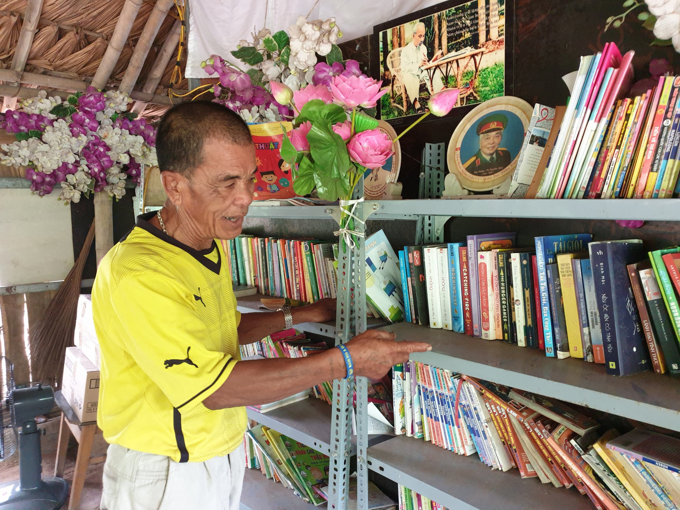 Một góc thư viện miễn phí của ông Được tại bãi giữa sông Hồng