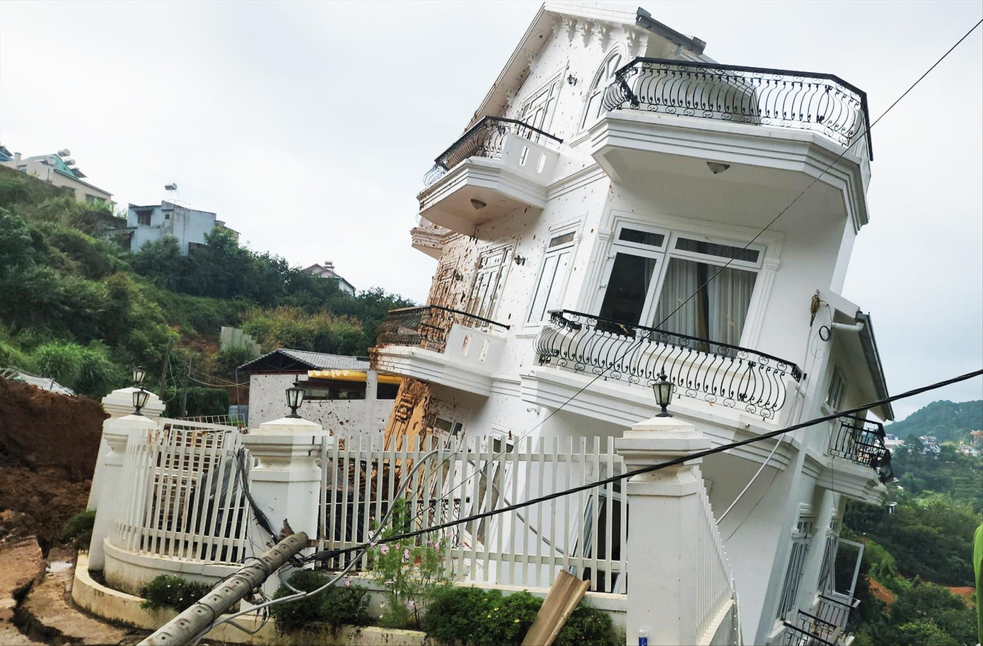 Ngôi nhà bị xô nghiêng. Ngôi nhà bị xô nghiêng.