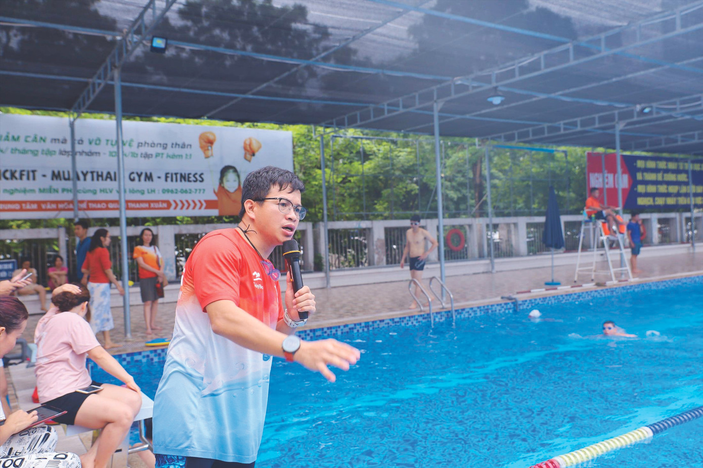 Anh Nguyễn Văn Thủy hướng dẫn đội bơi Mũ Đỏ tại bể bơi Thanh Xuân, Hà Nội. Ảnh: Trọng Tài
