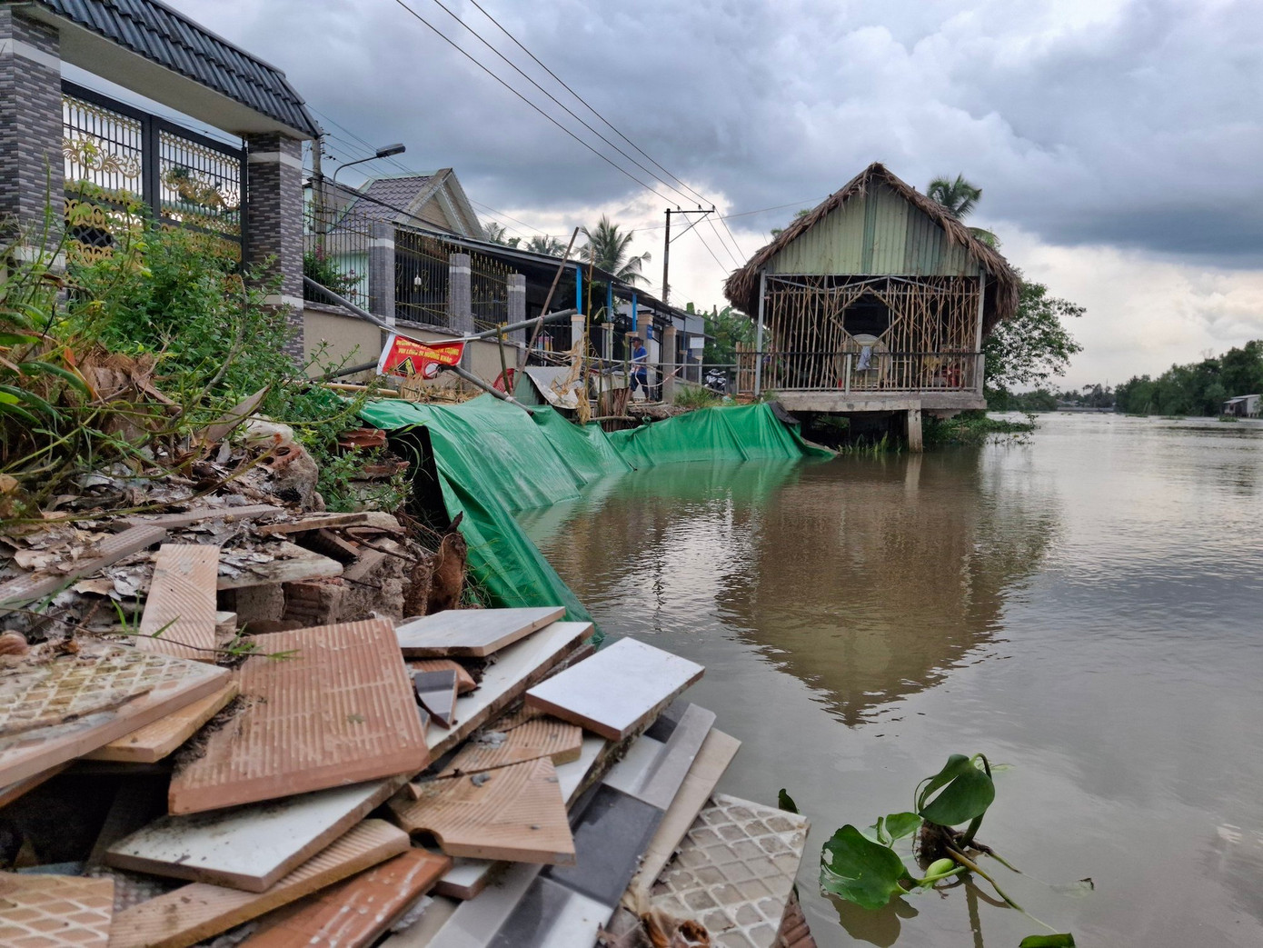 Sạt lở bờ sông tại phường Tân Phú, quận Cái Răng, TP Cần Thơ tháng 6/2024, dù chính quyền và người dân đã dùng nhiều biện pháp bảo vệ bờ bao. Ảnh: Cảnh Kỳ Sạt lở bờ sông tại phường Tân Phú, quận Cái Răng, TP Cần Thơ tháng 6/2024, dù chính quyền và người dân đã dùng nhiều biện pháp bảo vệ bờ bao. Ảnh: Cảnh Kỳ