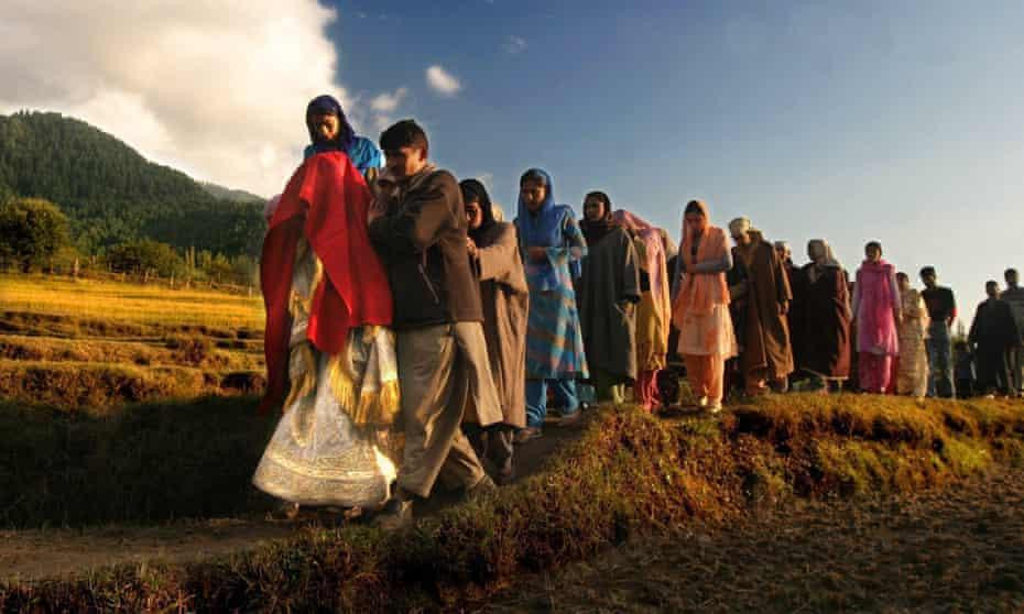 Một cô dâu Kashmir khoác trên mình chiếc khăn choàng đỏ, đồng hành cùng gia đình và bạn bè đến nhà chú rể để bắt đầu buổi lễ Một cô dâu Kashmir khoác trên mình chiếc khăn choàng đỏ, đồng hành cùng gia đình và bạn bè đến nhà chú rể để bắt đầu buổi lễ
