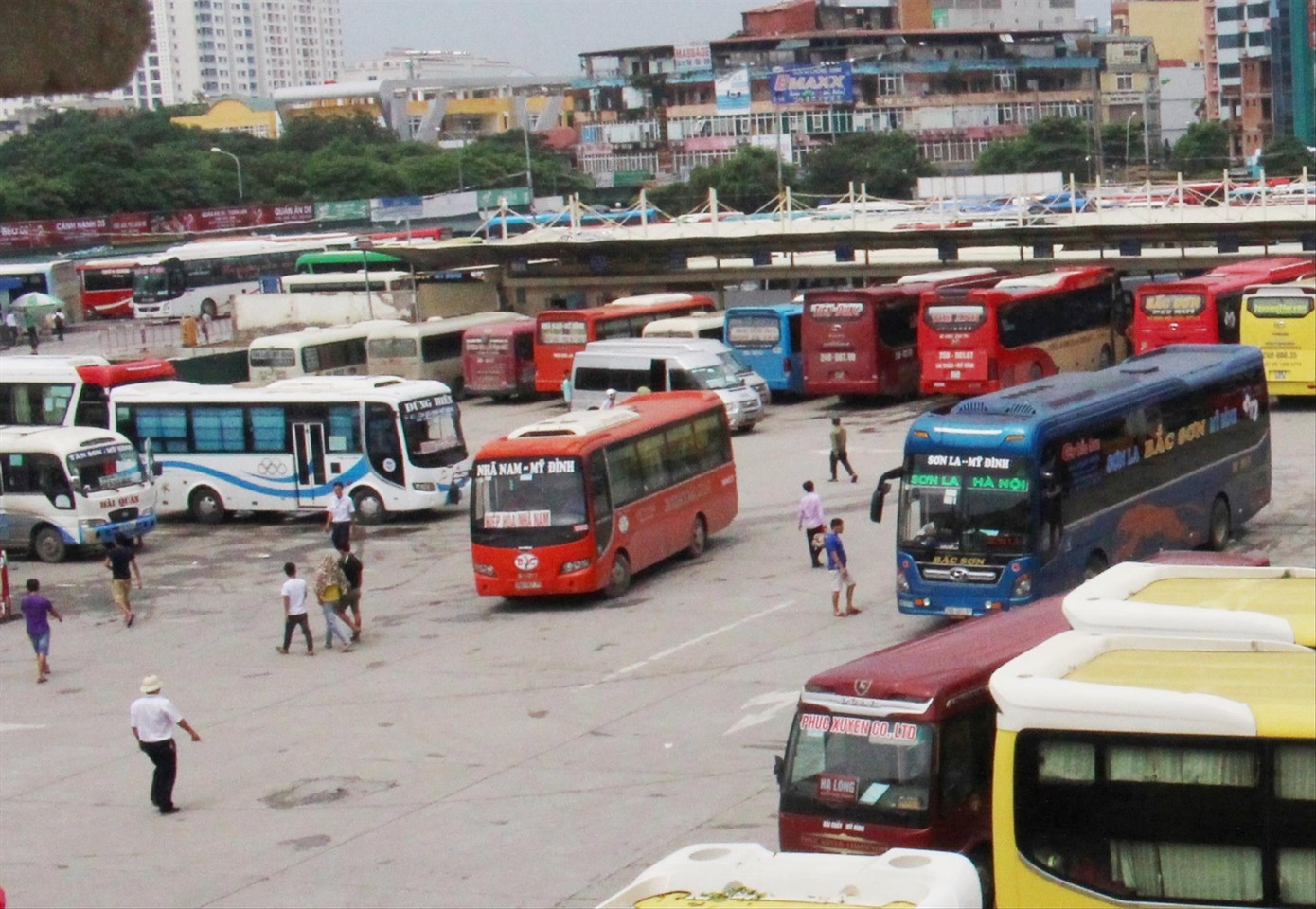 Mặc dù vắng khách nhưng dịp Tết bến xe Hà Nội vẫn huy động hàng trăm lượt xe tăng cường đề phòng quá tải. Ảnh: T.Ðảng