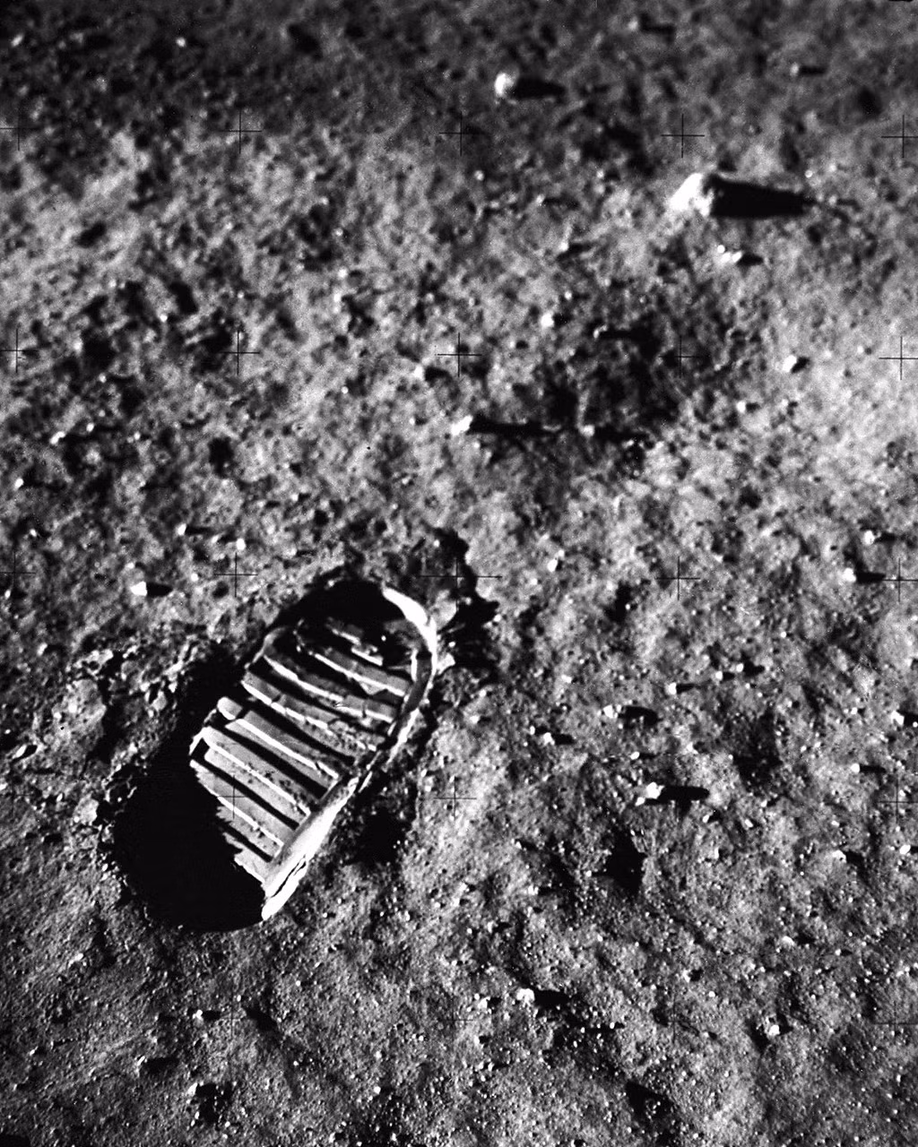Dấu chân để lại trên Mặt trăng của các phi hành gia Apollo vào những năm 1960 và 1970