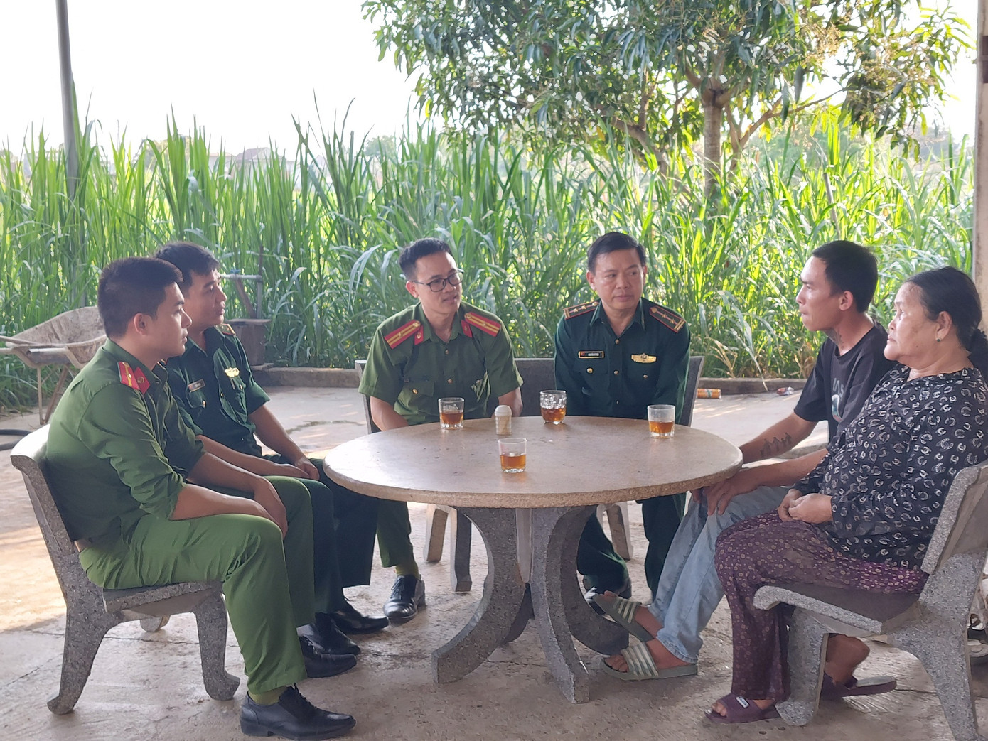 Thiếu tá Bền (thứ 3 trái qua) cùng BĐBP thăm hỏi gia đình anh Trần Đình Đạo Thiếu tá Bền (thứ 3 trái qua) cùng BĐBP thăm hỏi gia đình anh Trần Đình Đạo