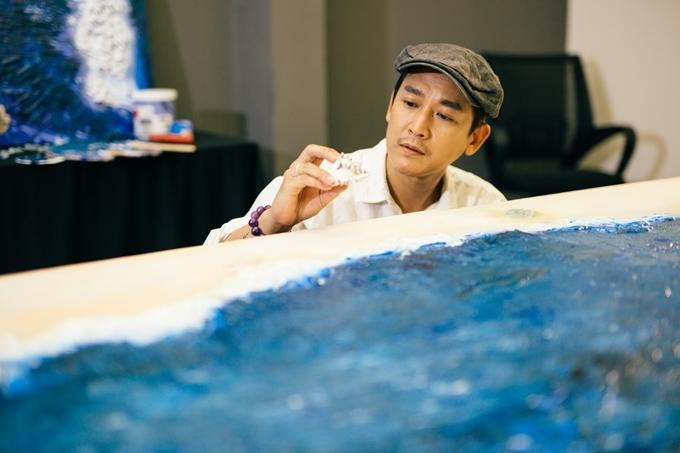 Hứa Vĩ Văn bên các tác phẩm của mình Hứa Vĩ Văn bên các tác phẩm của mình