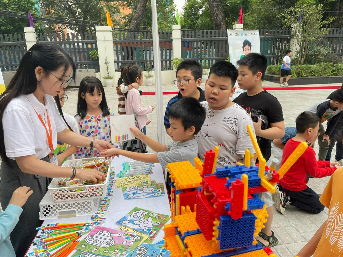 Cần có không gian cho trẻ vui chơi an toàn dịp hè. Ảnh: H.L