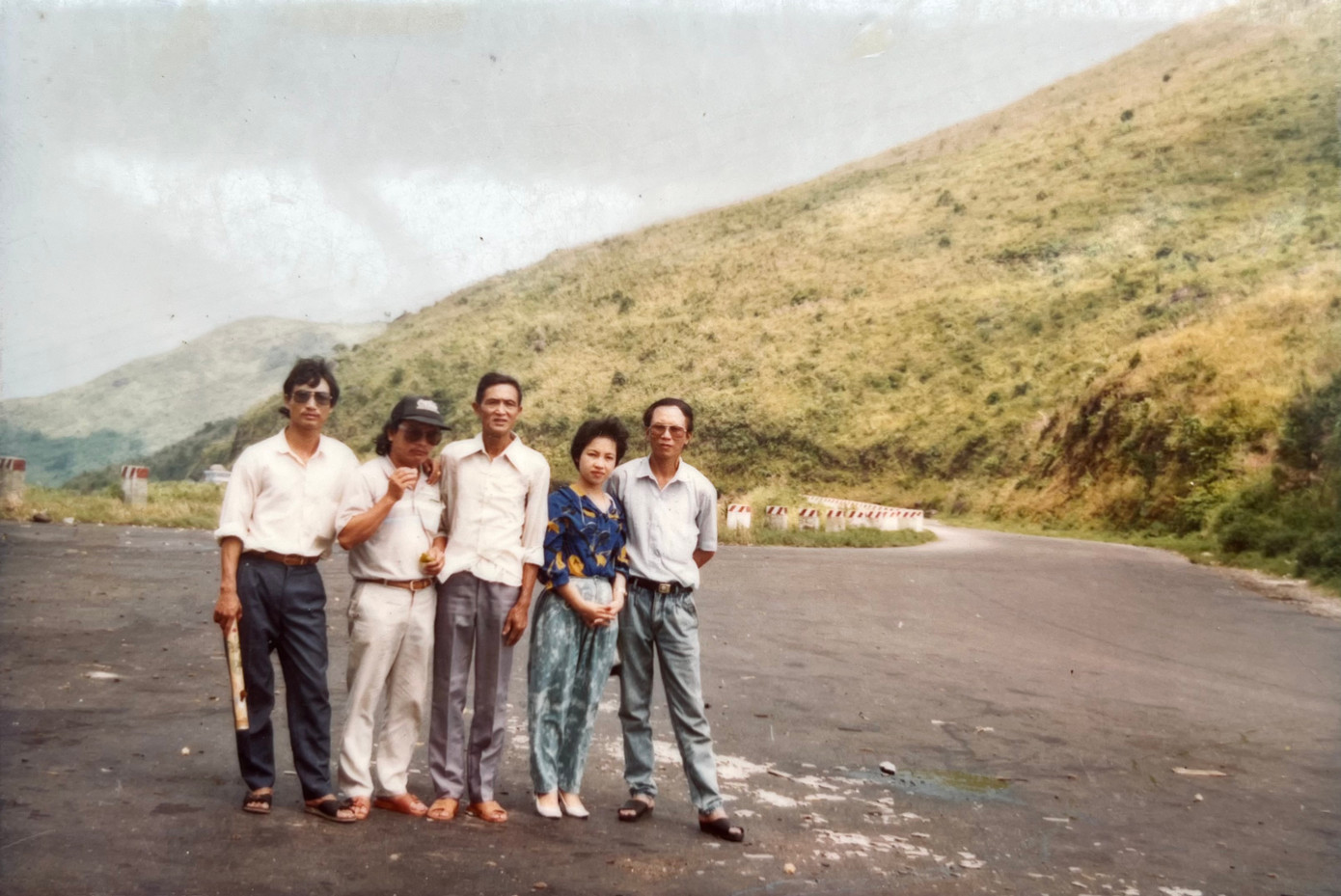 Ðoàn công tác miền Trung dừng chân ở đèo Hải Vân, 9/1991. Từ phải qua: TBT Dương Xuân Nam, DPV, thân phụ TBT - ông Dương Xuân Tiệm, Nguyễn Hoàng Sơn, Ðỗ Hà. Ảnh: Xuân Ba, tư liệu của DPV