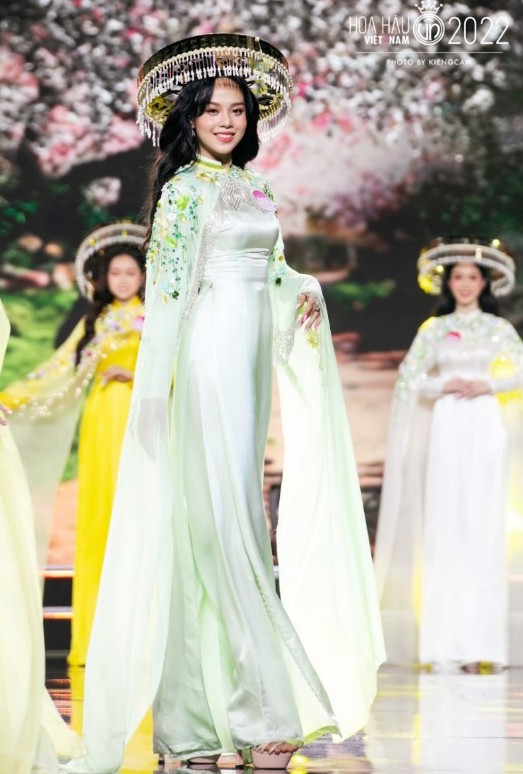 Thí sinh lộng lẫy trong trang phục áo dài từ lụa Mã Châu của NTK Ngô Nhật Huy tại đêm chung kết Hoa hậu VN 2022. Ảnh: NVCC Thí sinh lộng lẫy trong trang phục áo dài từ lụa Mã Châu của NTK Ngô Nhật Huy tại đêm chung kết Hoa hậu VN 2022. Ảnh: NVCC