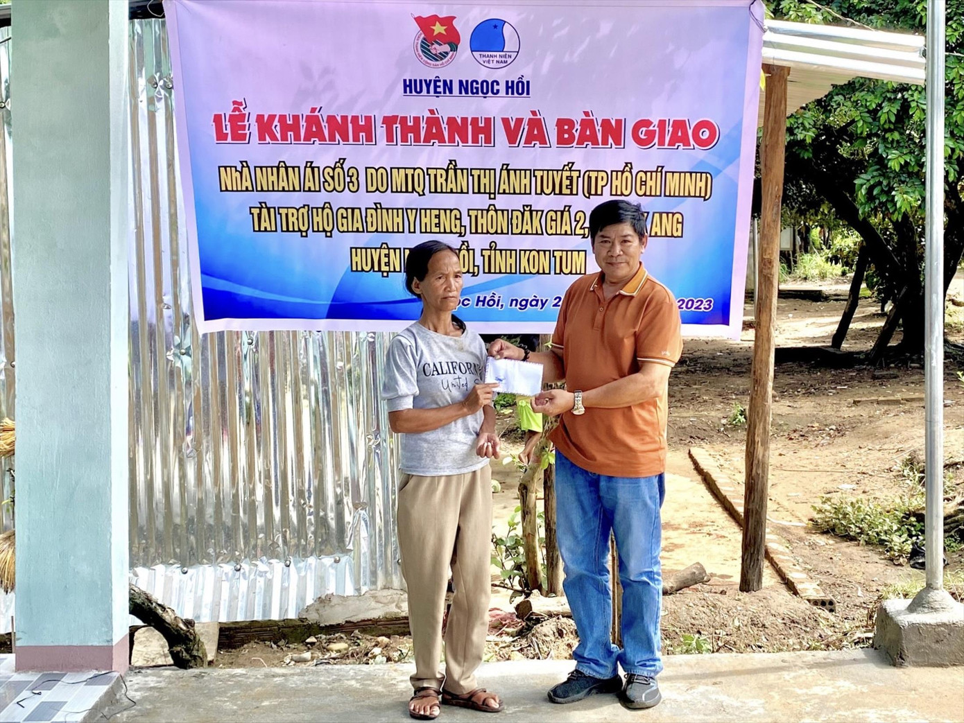 Bà Y Heng xúc động nhận bàn giao nhà mới