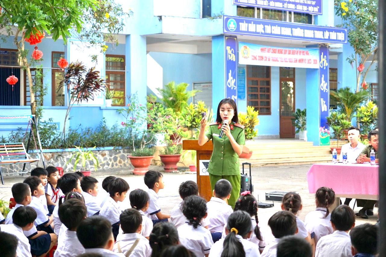 Đại úy Phan Thị Hồng Ngọc (Phòng Cảnh sát ma túy Công an tỉnh Bình Dương) tuyên truyền phòng chống ma túy trong học đường. Đại úy Phan Thị Hồng Ngọc (Phòng Cảnh sát ma túy Công an tỉnh Bình Dương) tuyên truyền phòng chống ma túy trong học đường.