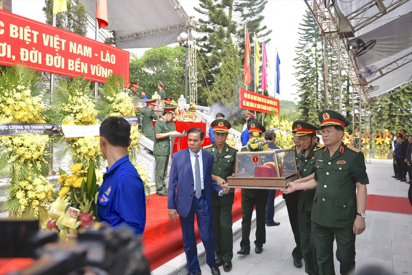 Lễ truy điệu và an táng hài cốt liệt sĩ quân tình nguyện và chuyên gia Việt Nam hy sinh tại nước bạn Lào