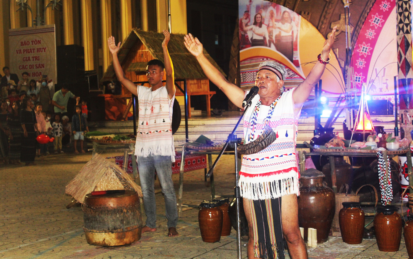 Già làng K’Thế gọi Yàng trong lễ cúng chiêng