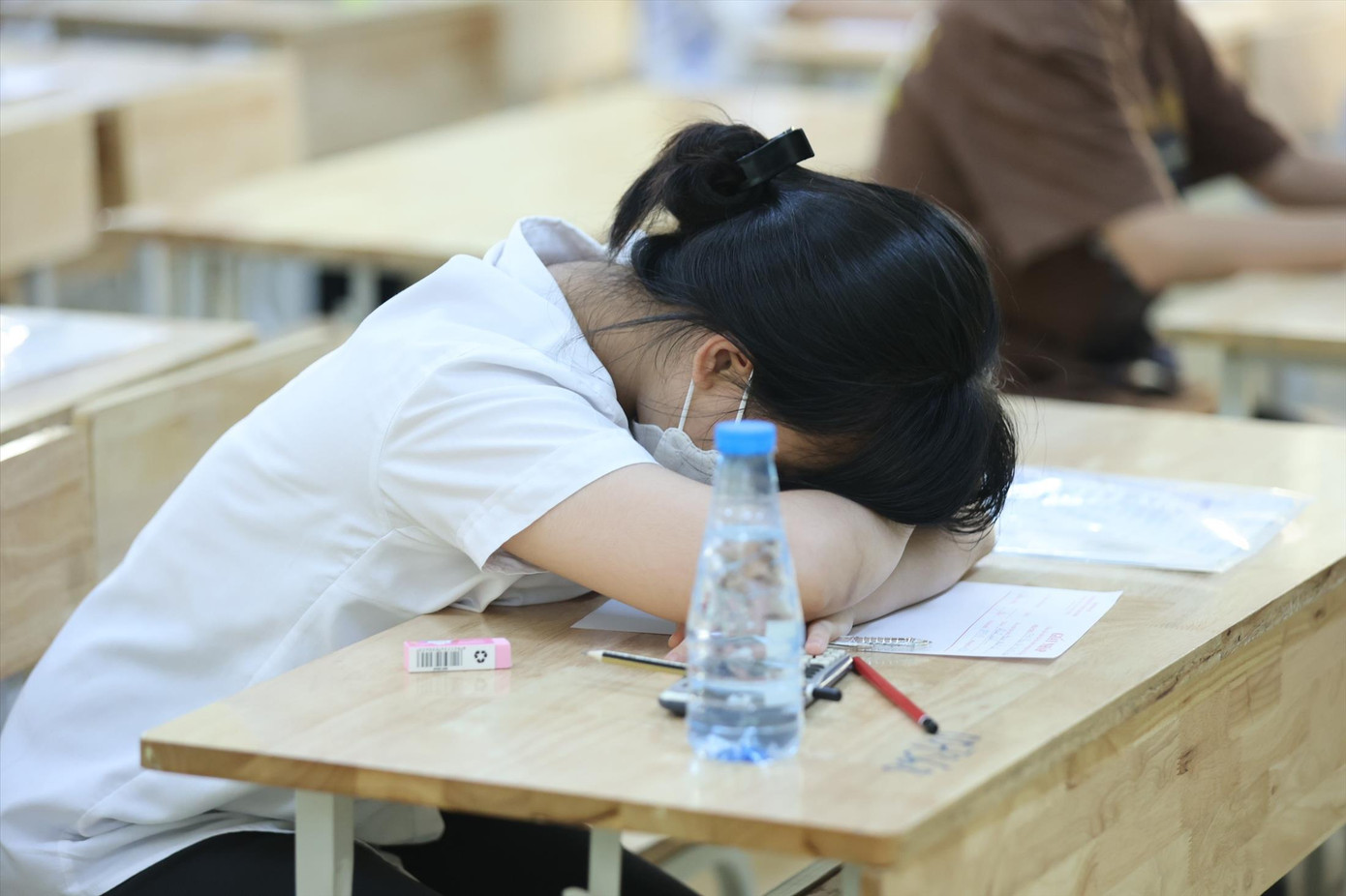 Nhiều gia đình bối rối khi con không đỗ nguyện vọng trường công lập. Ảnh: Như Ý Nhiều gia đình bối rối khi con không đỗ nguyện vọng trường công lập. Ảnh: Như Ý