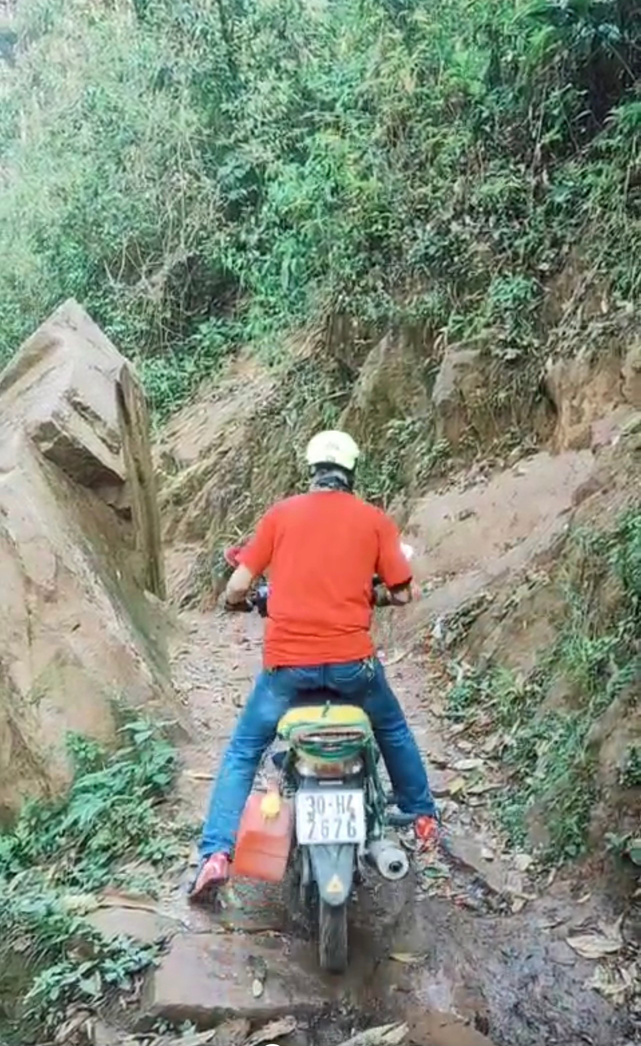 Gian nan đường tới cực Tây của Tổ quốc. Ảnh: Hạnh Tin Tin