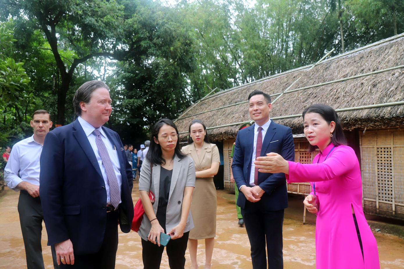 Đại sứ Mỹ tại Việt Nam (bên trái) chăm chú lắng nghe thuyết minh về cuộc đời của Chủ tịch Hồ Chí Minh.