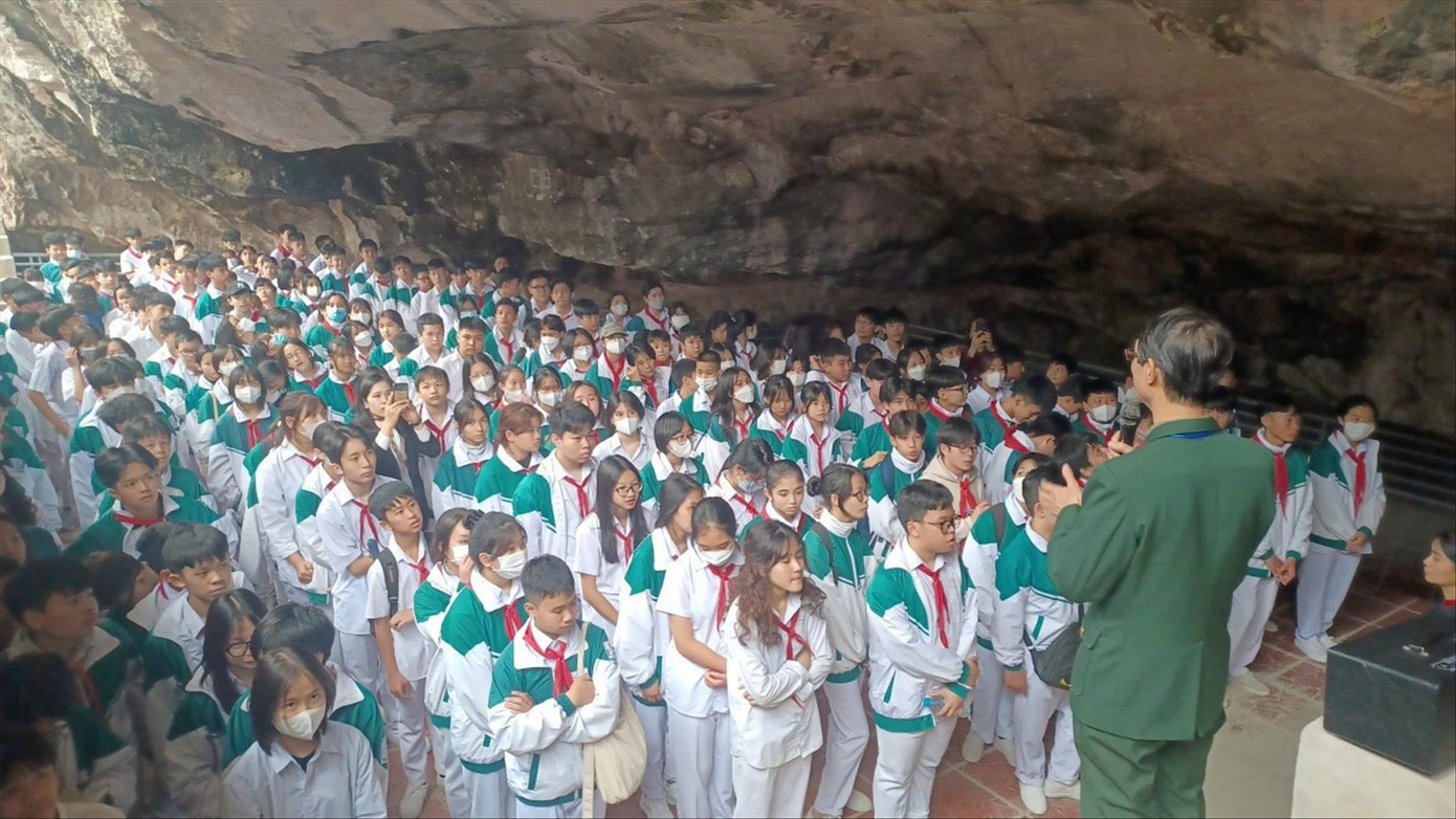 Một buổi thuyết minh của ông Phạm Ngọc An cho học sinh trường THCS Lê Lợi (TP Hà Giang) tại hang Dơi (xã Thanh Thủy, huyện Vị Xuyên, tỉnh Hà Giang). Ảnh: Việt Khôi Một buổi thuyết minh của ông Phạm Ngọc An cho học sinh trường THCS Lê Lợi (TP Hà Giang) tại hang Dơi (xã Thanh Thủy, huyện Vị Xuyên, tỉnh Hà Giang). Ảnh: Việt Khôi