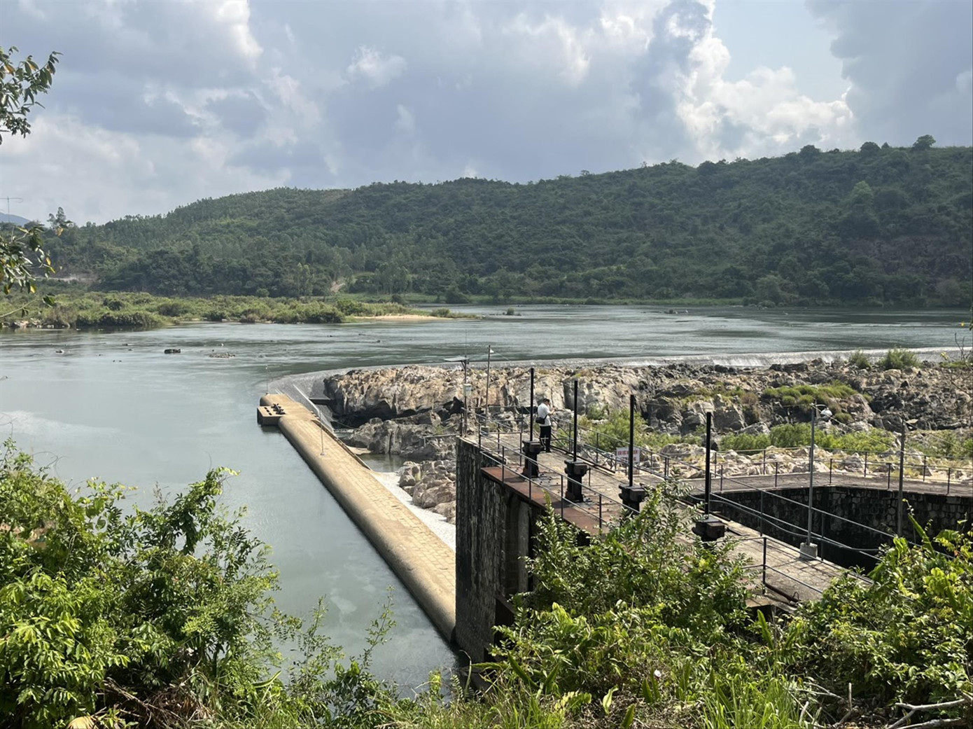 Hệ thống thủy nông Đồng Cam được các kỹ sư người Pháp thiết kế, xây dựng đã được gần trăm năm. Ảnh: CÔNG HOAN Hệ thống thủy nông Đồng Cam được các kỹ sư người Pháp thiết kế, xây dựng đã được gần trăm năm. Ảnh: CÔNG HOAN