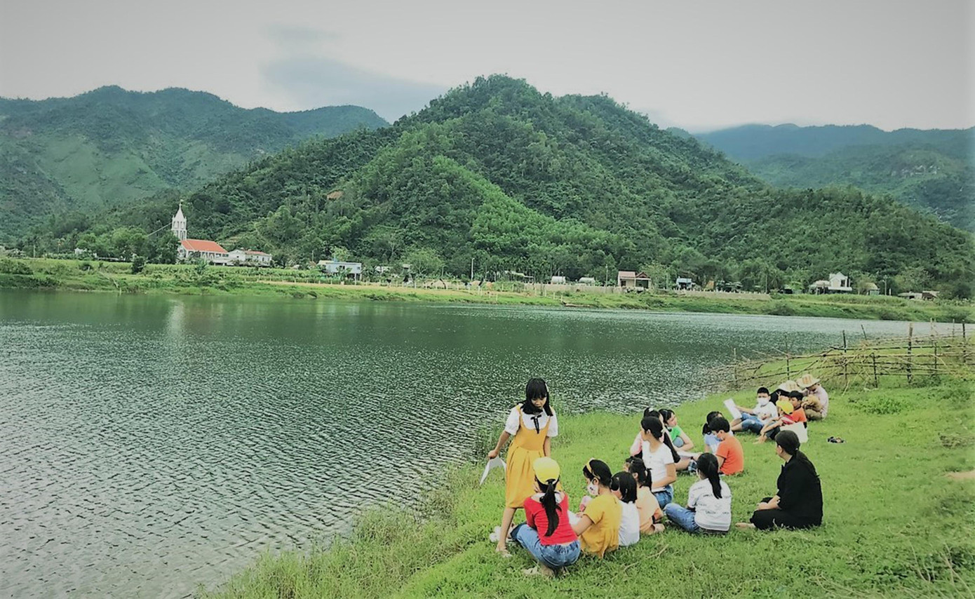 Các bạn nhỏ được hòa mình vào thiên nhiên trong những tiết học đặc biệt. Ảnh: Lan Anh