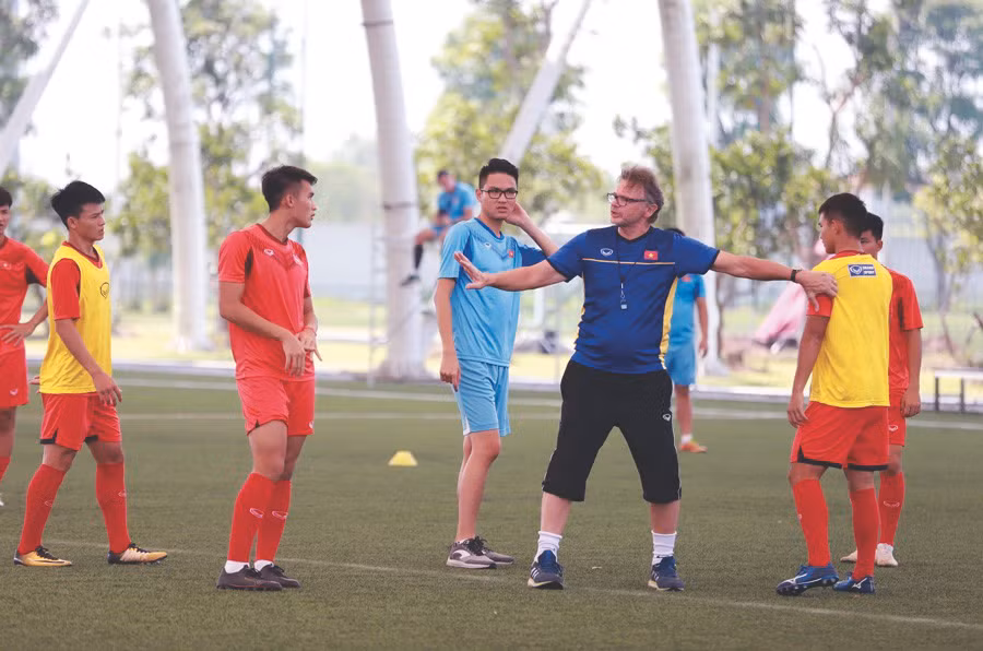 HLV Philippe Troussier và các cầu thủ trẻ