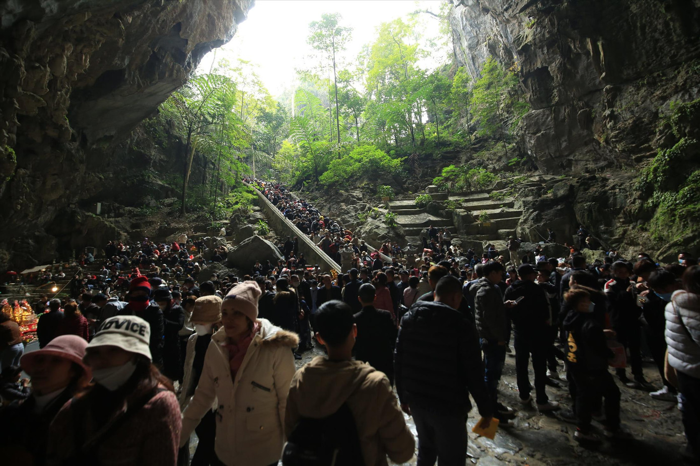 Hàng vạn du khách đổ về động Hương Tích trong ngày khai hội chùa Hương. Ảnh: TRỌNG TÀI Hàng vạn du khách đổ về động Hương Tích trong ngày khai hội chùa Hương. Ảnh: TRỌNG TÀI
