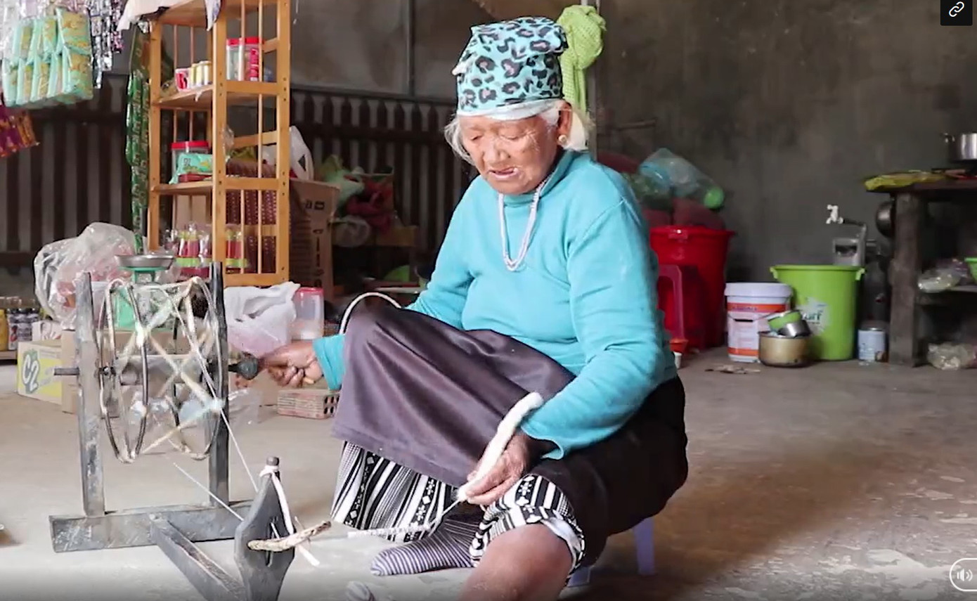 Bật bông, kéo sợi bằng dụng cụ thủ công