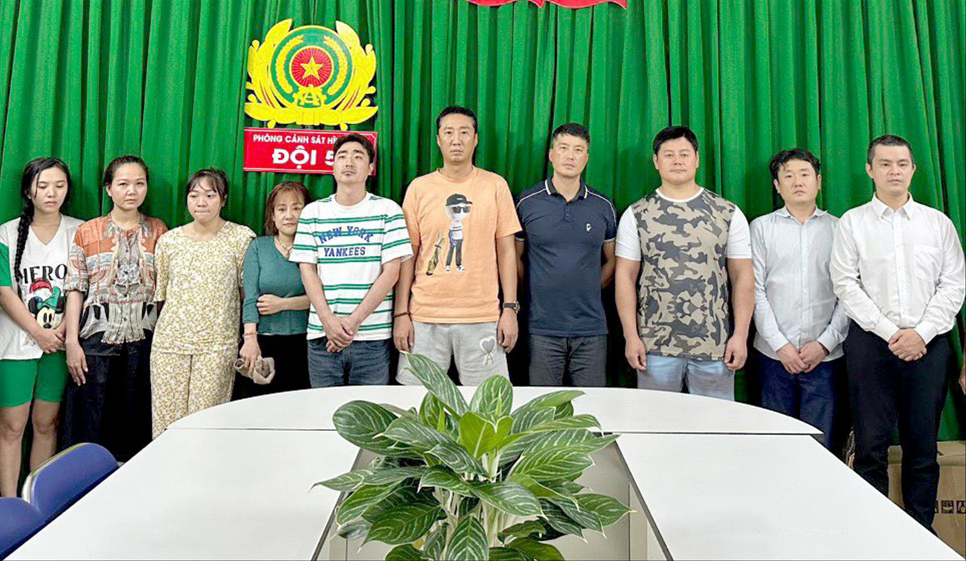 Son Tea Heum (thứ 3 từ phải sang) cùng đồng bọn tại cơ quan công an. Ảnh: Công an cung cấp