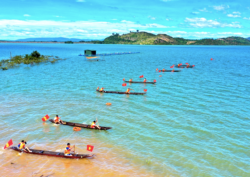 Nhờ cải cách hành chính hiệu quả, huyện Ia Grai đã thu hút được nhiều khách du lịch tới các chương trình, hội thi do địa phương tổ chức Nhờ cải cách hành chính hiệu quả, huyện Ia Grai đã thu hút được nhiều khách du lịch tới các chương trình, hội thi do địa phương tổ chức