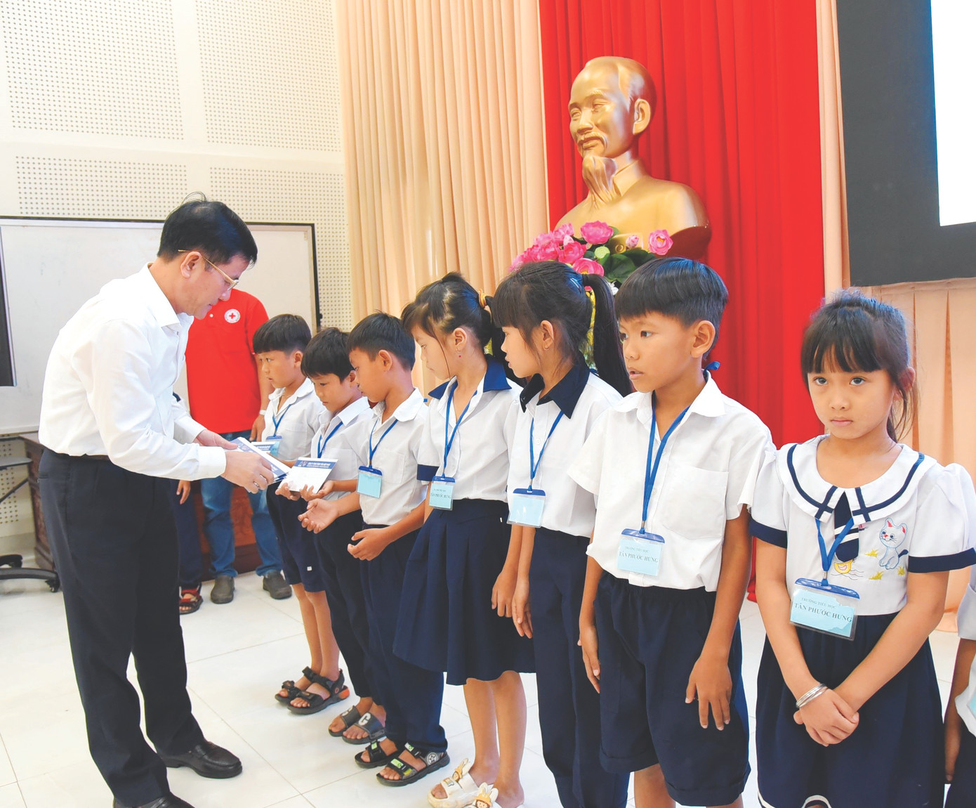 Ông Trần Văn Huyến, Phó Bí thư Thường trực Tỉnh ủy, Chủ tịch HĐND tỉnh Hậu Giang trao quà cho các em học sinh