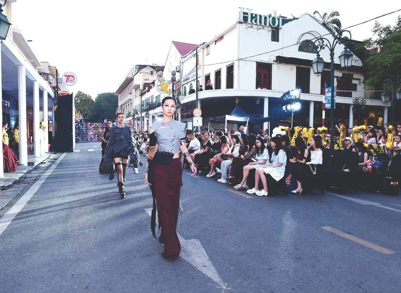 Học viện Thiết kế và Thời trang London - Hanoi trình diễn bộ sưu tập trên phố Tràng Tiền, một hoạt động trong khuôn khổ Tuần lễ sáng tạo Hà Nội. Ảnh: Xuân Tùng Học viện Thiết kế và Thời trang London - Hanoi trình diễn bộ sưu tập trên phố Tràng Tiền, một hoạt động trong khuôn khổ Tuần lễ sáng tạo Hà Nội. Ảnh: Xuân Tùng