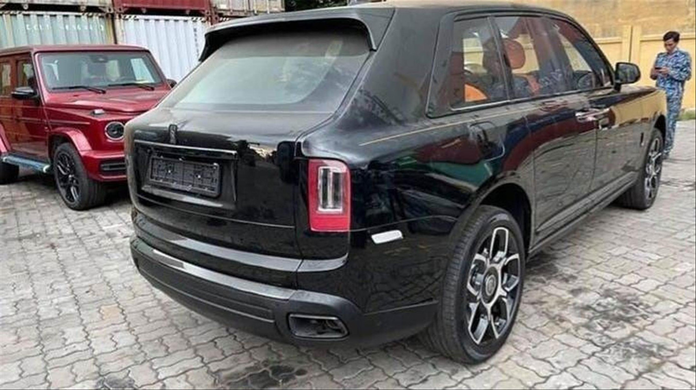 Xe G63 trị giá hơn chục tỷ đồng nằm tại cảng, không ai đến nhận.