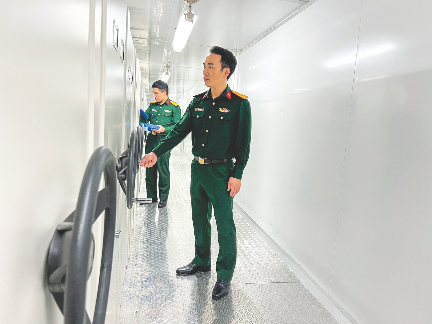 Phim tư liệu được bảo quản nghiêm ngặt trong nhiệt độ ổn định 10 độ C, được kiểm tra định kỳ nhằm kịp thời phục chế. Ảnh: KỲ SƠN Phim tư liệu được bảo quản nghiêm ngặt trong nhiệt độ ổn định 10 độ C, được kiểm tra định kỳ nhằm kịp thời phục chế. Ảnh: KỲ SƠN