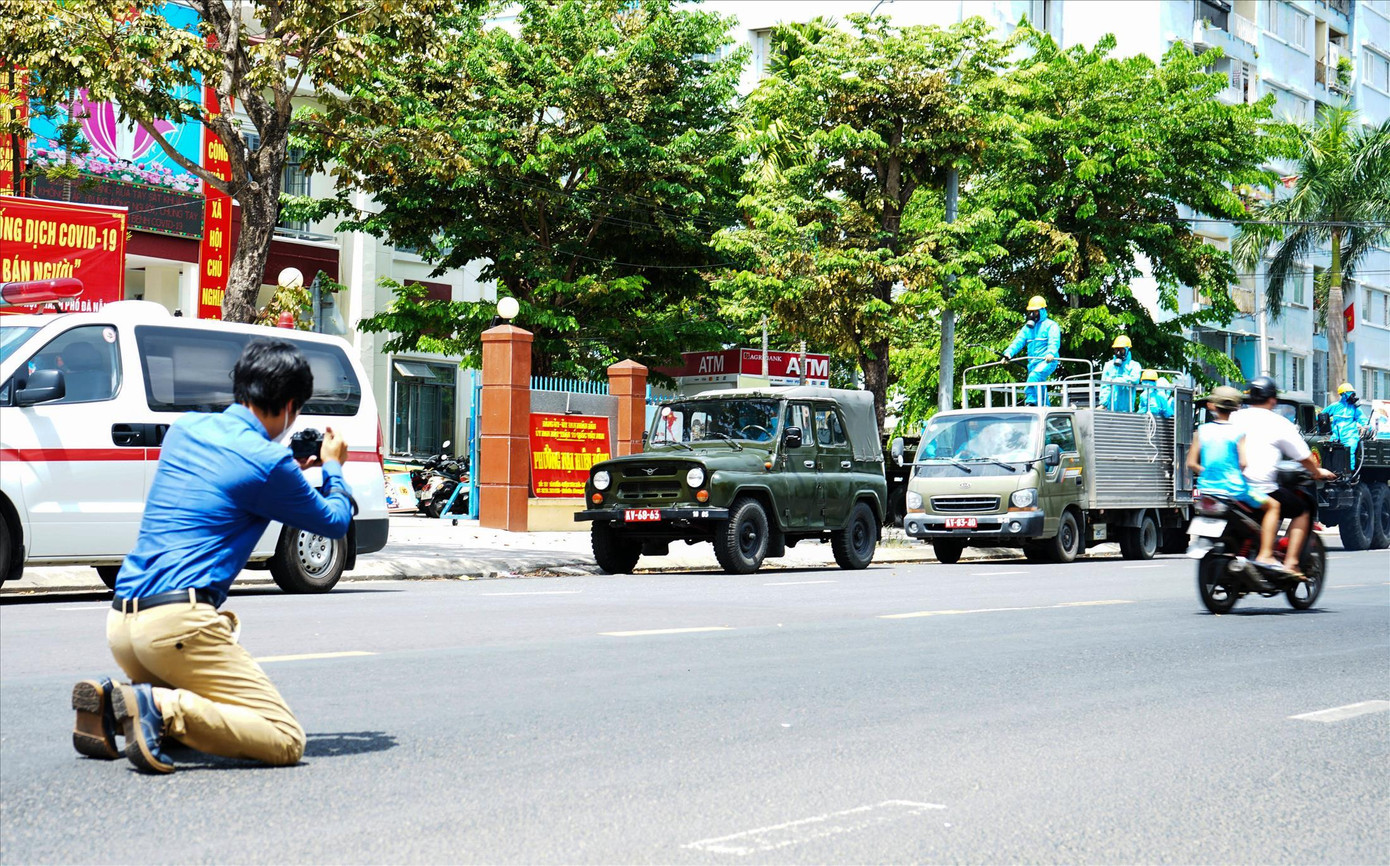 Tác nghiệp ở Nại Hiên Đông. Ảnh: Nguyễn Thành